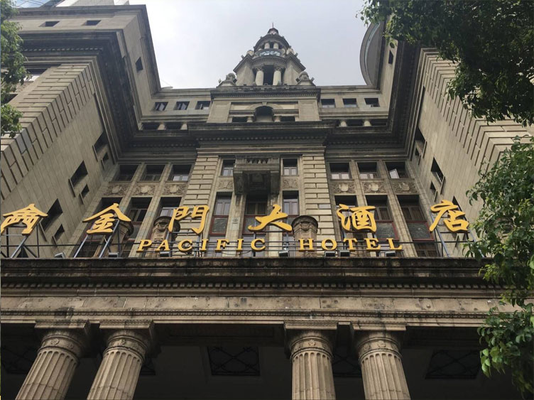 金门大酒店座落于上海最繁华的“中华第一街”南京路上