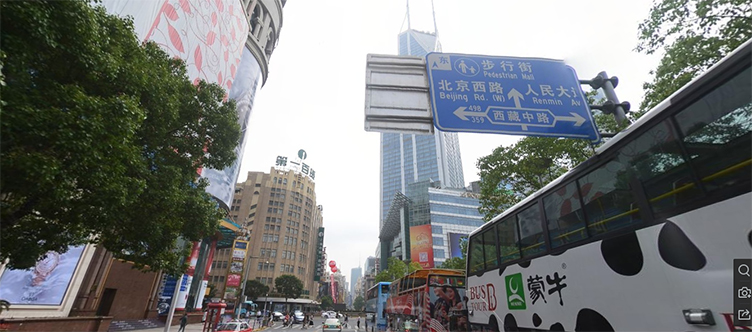 南京路步行街，往北走是北京西路,往南走是人民大道